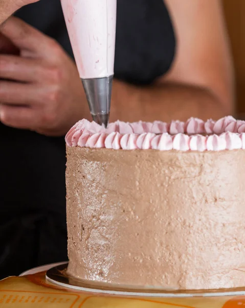 Primer Plano Chef Manos Decoración Pastel Cumpleaños Con Alce Fresa — Foto de Stock