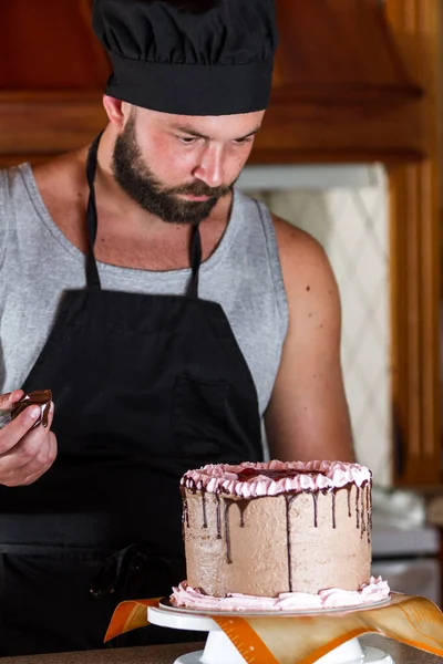 Panadero Masculino Decorando Pastel Cumpleaños Chocolate Con Glaseado Alce Fresa — Foto de Stock