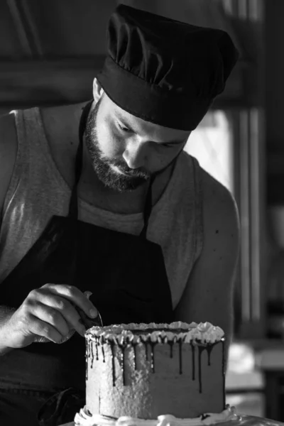 Mannelijke Bakker Versieren Van Een Chocolade Verjaardagstaart Met Aardbeien Eland — Stockfoto