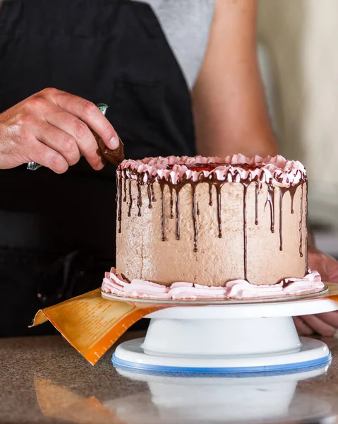 Primer Plano Chefs Manos Añadir Fundido Líneas Chocolate Negro Goteando — Foto de Stock