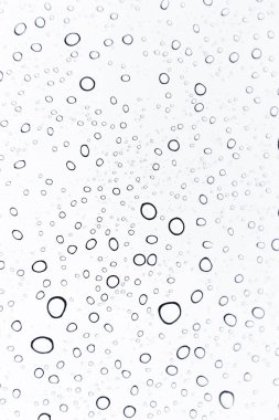 Bulutlu bir günde, araba perspektifinin içinden yağmur damlalarına yakın bir yerde.