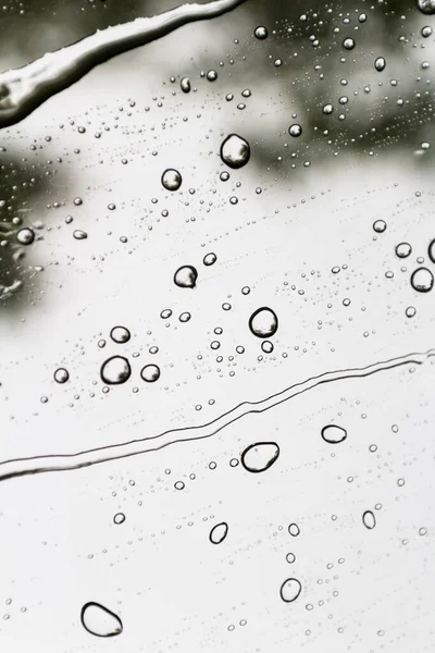 Nahaufnahme Von Regentropfen Auf Einem Schiebedach Einem Bewölkten Tag Aus — Stockfoto
