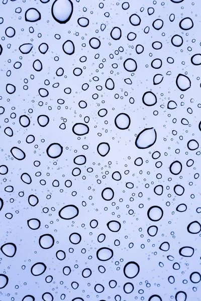 Zbliżenie Kropli Deszczu Szyberdach Pochmurny Dzień Wnętrza Samochodu Niebieskim Odcieniem — Zdjęcie stockowe