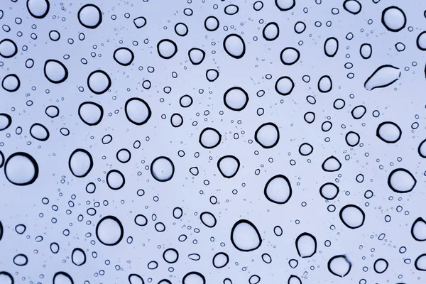 Nahaufnahme Von Regentropfen Auf Einem Schiebedach Einem Bewölkten Tag Aus — Stockfoto