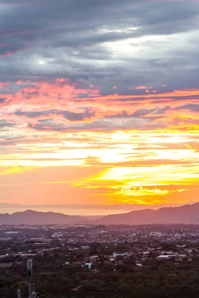 哥斯达黎加中央谷地的海岸景色清澈 云彩中闪烁着美丽的日落色 — 图库照片