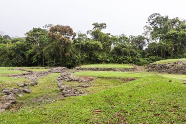 Kosta Rika dağlarında 2000 yıldan uzun süre yaşayan antik bir medeniyetin kalıntıları, geride mühendislik ve inşaat alanındaki ilerlemiş bilgisini gösteren taş çalışmalar bıraktı. Sitenin tarihi M.Ö. 1000 yılından kalma..