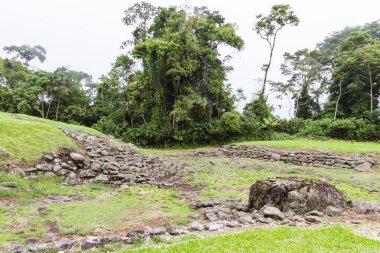 Kosta Rika dağlarında 2000 yıldan uzun süre yaşayan antik bir medeniyetin kalıntıları, geride mühendislik ve inşaat alanındaki ilerlemiş bilgisini gösteren taş çalışmalar bıraktı. Sitenin tarihi M.Ö. 1000 yılından kalma..