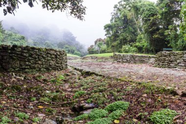Kosta Rika dağlarında 2000 yıldan uzun süre yaşayan antik bir medeniyetin kalıntıları, geride mühendislik ve inşaat alanındaki ilerlemiş bilgisini gösteren taş çalışmalar bıraktı. Sitenin tarihi M.Ö. 1000 yılından kalma..