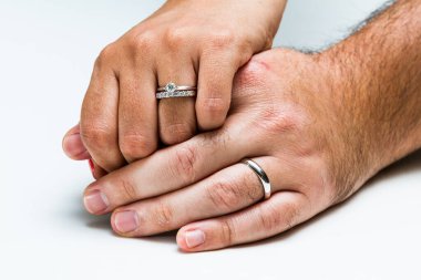 Alyanslarını takan bir çiftin ellerini kapat.