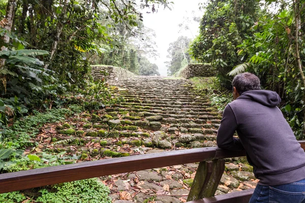 Man Standing Bridge Admiring Ruins Ancient Civilization Thrived Two Thousand — Stock Photo, Image