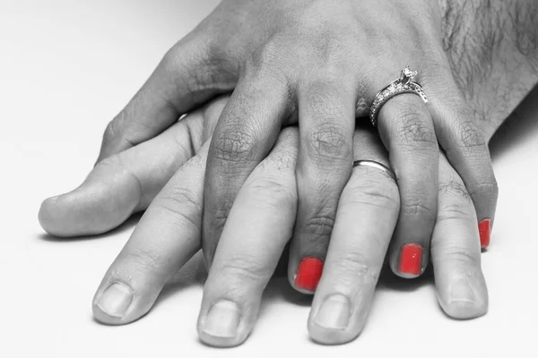 Закрываем Руки Молодоженов Надевающих Свадебные Ленточки Выборочной Раскраской Мягкого Эффекта — стоковое фото