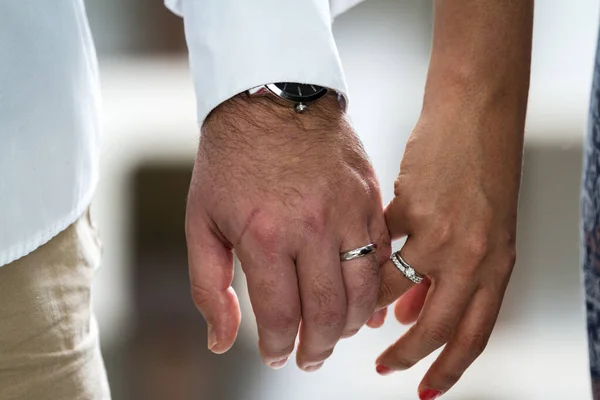 Закрыть Руки Молодоженам Свадебных Повязках — стоковое фото