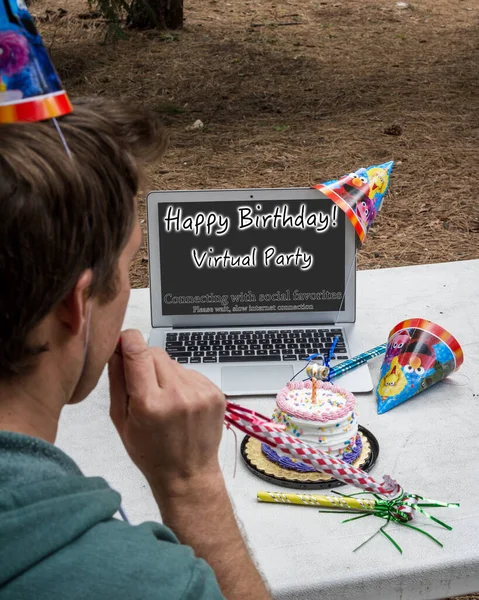 Prospect, Oregon / USA - 23 Mart 2020, Adam doğum gününü kutluyor ve bilgisayardan arkadaşlarıyla iletişim kuruyor.