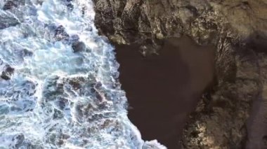 Güney Oregon sahilindeki kayalara çarpan Pasifik dalgalarının görüntüsü 