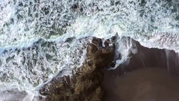 Veduta Delle Onde Pacifiche Che Infrangono Contro Rocce Nella Costa — Video Stock