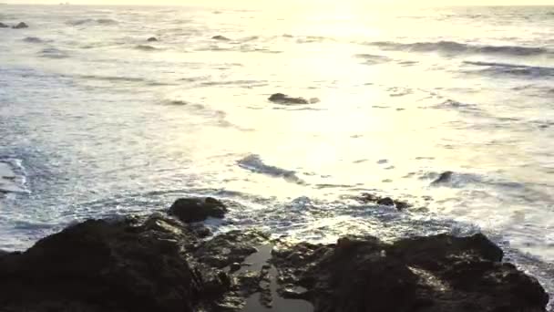 Vista Las Olas Pacíficas Estrellándose Contra Las Rocas Costa Sur — Vídeo de stock