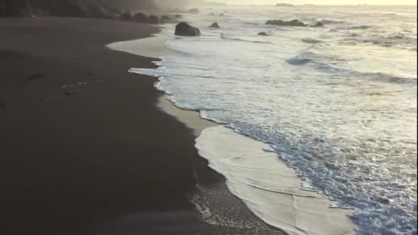 Vista Las Olas Pacíficas Estrellándose Contra Las Rocas Costa Sur — Vídeo de stock