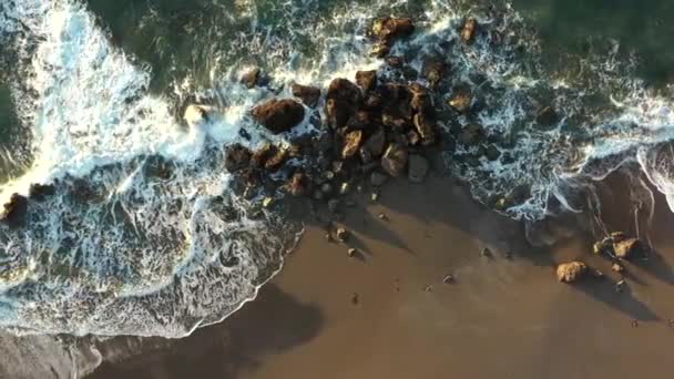 Vista Las Olas Pacíficas Estrellándose Contra Las Rocas Costa Sur — Vídeo de stock