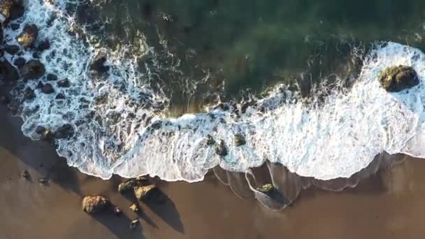 Zicht Pacifische Golven Die Tegen Rotsen Botsen Zuidelijke Oregonkust — Stockvideo