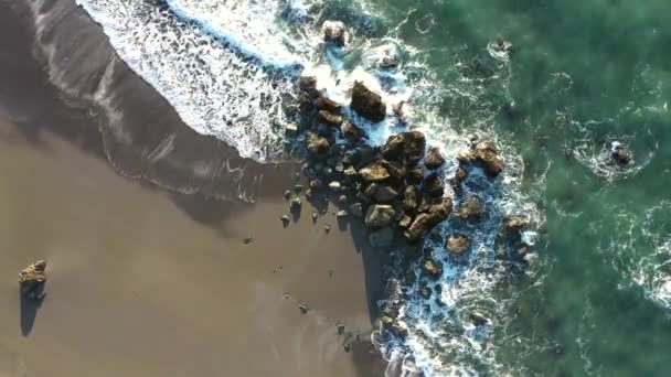 Вид Пацифічні Хвилі Розбиваються Скелі Узбережжі Південного Орегону — стокове відео