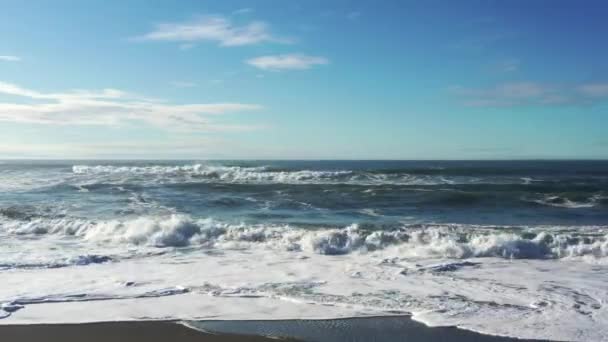 Ondas Calmantes Que Movem Dentro Fora Praia Dia Ensolarado Costa — Vídeo de Stock