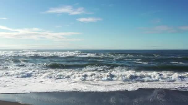 Oregon Sahilinde Güneşli Bir Günde Plaja Girip Çıkan Dingin Dalgalar — Stok video