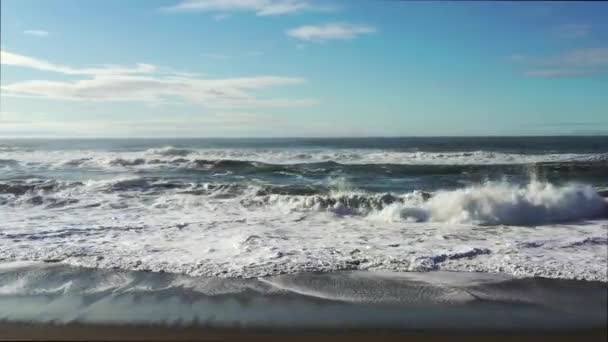 Uklidňující Vlny Pohybující Dovnitř Ven Pláže Slunečného Dne Pobřeží Oregonu — Stock video