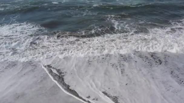 Onde Calmanti Che Entrano Escono Dalla Spiaggia Una Giornata Sole — Video Stock