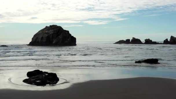 Face Rock Strand Bandon Oregon Einem Ruhigen Klaren Tag — Stockvideo