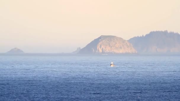 Fishing Oregon Coast Early Morning Bit Early Sunlight Mountain Sin — Stock Video