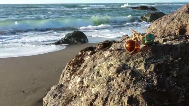 ゴールドビーチの岩の上にカラフルなガラスが浮かぶオレゴン州 — ストック動画