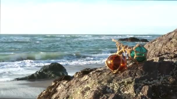 Flotteurs Verre Coloré Sur Une Roche Gold Beach Oregon — Video