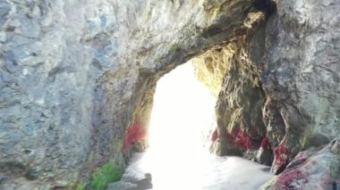 Bandon Oregon 'daki Face Rock State Parkı' nda bir mağarada yürüyorum.