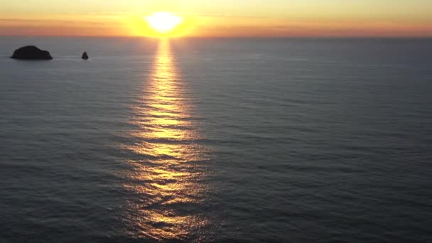 反射された太陽光の中で波紋を作る波が動く時に オレゴン海岸の日没 — ストック動画
