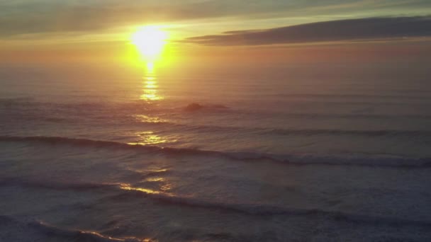 Pôr Sol Costa Oregon Enquanto Ondas Movem Criando Ondulações Luz — Vídeo de Stock