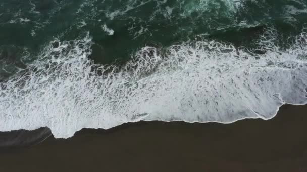 Ondas Que Entram Saem Areia Vistas Acima Dia Ensolarado Mostrando — Vídeo de Stock