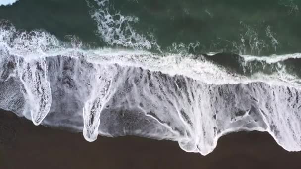 Ondas Que Entram Saem Areia Vistas Acima Dia Ensolarado Mostrando — Vídeo de Stock