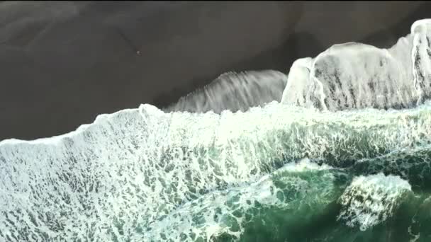 Vagues se déplaçant dans et hors du sable vu forme ci-dessus par une journée ensoleillée montrant une perspective différente et des sentiments de paix et de tranquillité  