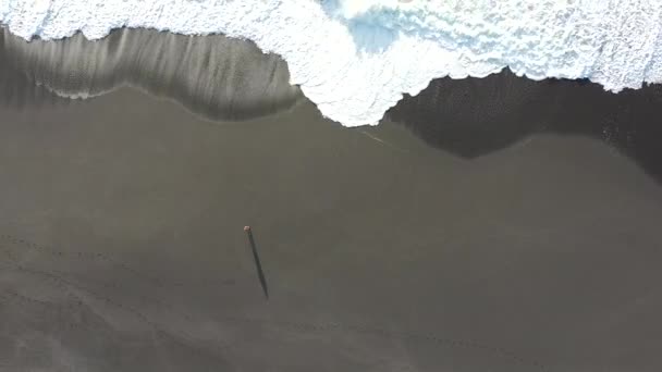 Хвилі Рухаються Вниз Піску Вид Зверху Сонячний День Показують Іншу — стокове відео