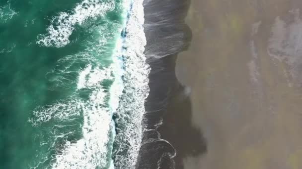 Ondas Que Entram Saem Areia Vistas Acima Dia Ensolarado Mostrando — Vídeo de Stock