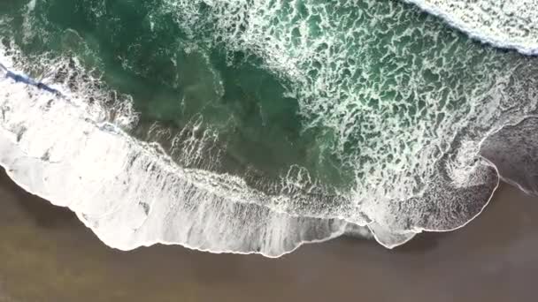 Ondas Que Entram Saem Areia Vistas Acima Dia Ensolarado Mostrando — Vídeo de Stock