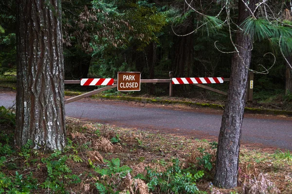 Covid19パンデミックによるハイキングコースと州立公園の州全体の閉鎖 — ストック写真