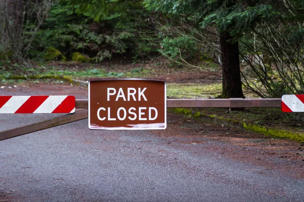 Covid19パンデミックによるハイキングコースと州立公園の州全体の閉鎖 — ストック写真
