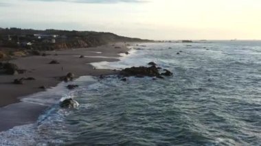 Oregon 'un güneyindeki güzel ve huzurlu sahil. İnanılmaz manzarası ve doğal manzarası var.