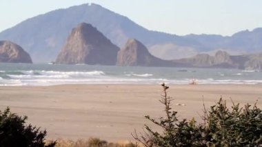 Vahşi Oregon kıyıları, Samuel H Boardman Sahne Koridoru 'nun kumları ve kayalıkları boyunca dalgalar her zaman değişen sakin ve dramatik bir kıyı manzarası sunuyor..