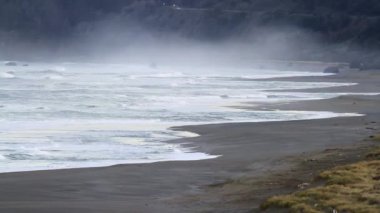 Vahşi Oregon kıyıları, Samuel H Boardman Sahne Koridoru 'nun kumları ve kayalıkları boyunca dalgalar her zaman değişen sakin ve dramatik bir kıyı manzarası sunuyor..