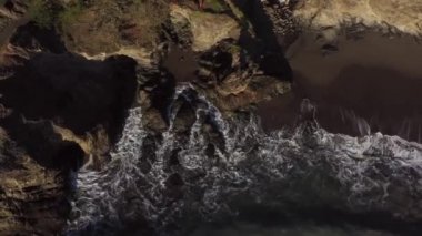 Güneşli bir günde kumların içinde ve dışında hareket eden dalgalar farklı bir bakış açısı ve huzur ve sükunet hissi sunar. 