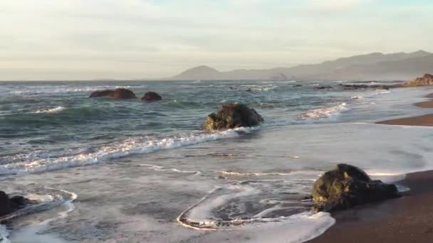 素晴らしい景色と自然の景観を持つオレゴン州南部の海岸の美しく平和なビーチ — ストック動画