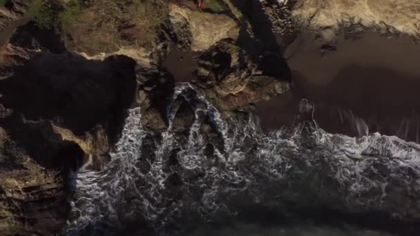 Vagues se déplaçant dans et hors du sable vu forme ci-dessus par une journée ensoleillée montrant une perspective différente et des sentiments de paix et de tranquillité  