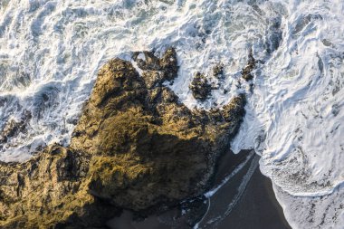 Güney Oregon Sahili 'nde kayalara çarpan Pasifik dalgalarının manzarası yukarıdan aşağıya doğru.
